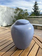Lade das Bild in den Galerie-Viewer, urne pour humain bleu clair
