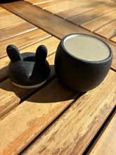 Lade das Bild in den Galerie-Viewer, Urne Lapin céramique noire - photo 2
