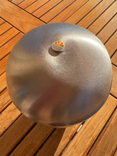 Lade das Bild in den Galerie-Viewer, urne en metal Canada argentée
