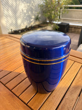 Lade das Bild in den Galerie-Viewer, urne en métal bleu
