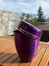 Lade das Bild in den Galerie-Viewer, Urne Métal Œillet violette - photo 1
