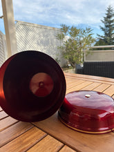 Lade das Bild in den Galerie-Viewer, urne en métal rouge

