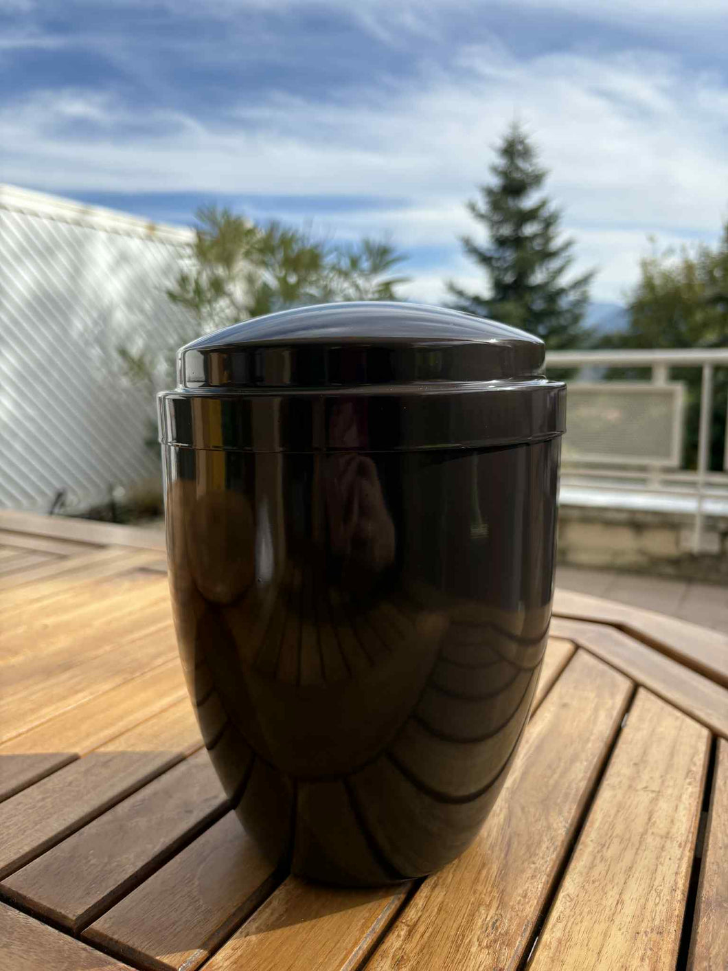 urne metal samia marron avec vue montagne