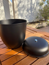 Lade das Bild in den Galerie-Viewer, urne noir et argent
